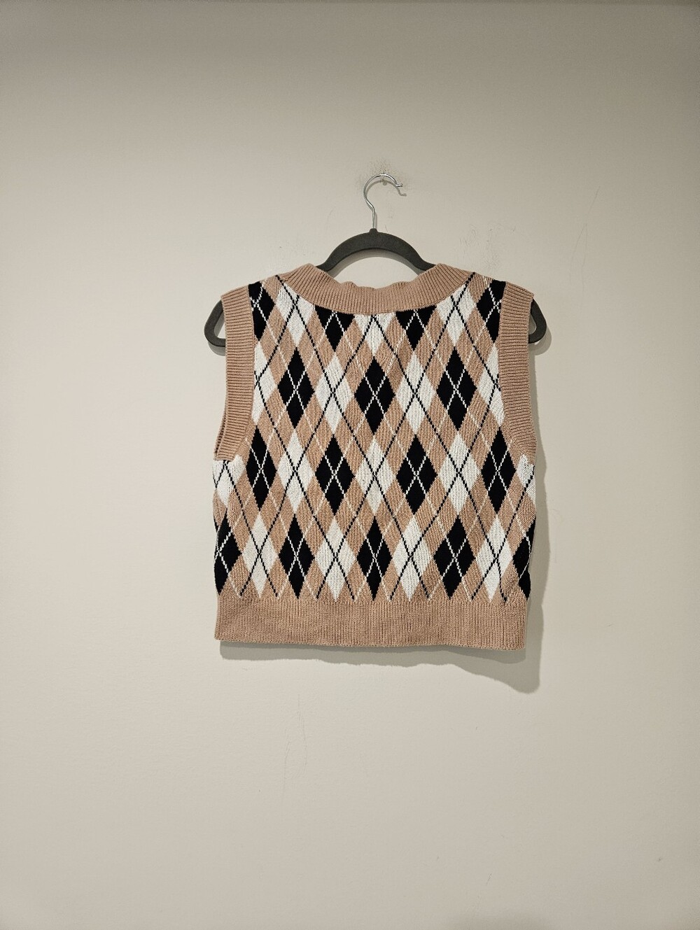 Abercrombie & Fitch Women's Beige, Black & White Argyle V-Neck Sweater Vest, S - Picture 3 of 3